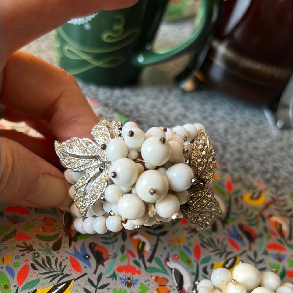 Mariam Haskell (?) white glass and studded unsigned bracelet and brooch - Picture 4 of 16